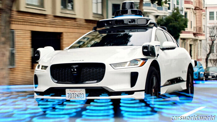 Robotaxi pasa junto a un autobús escolar detenido con niños cerca, lo que provoca una investigación federal | Carscoops